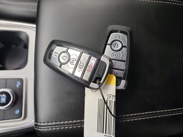 Photo of 2022 White Ford Explorer