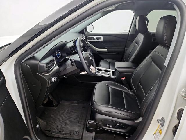 Photo of 2022 White Ford Explorer