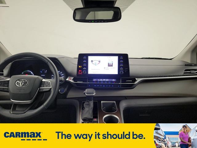 Photo of 2022 Blue Toyota Sienna