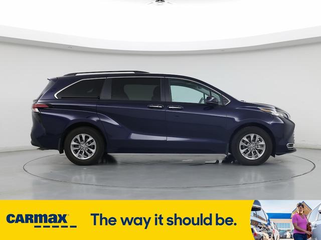 Photo of 2022 Blue Toyota Sienna