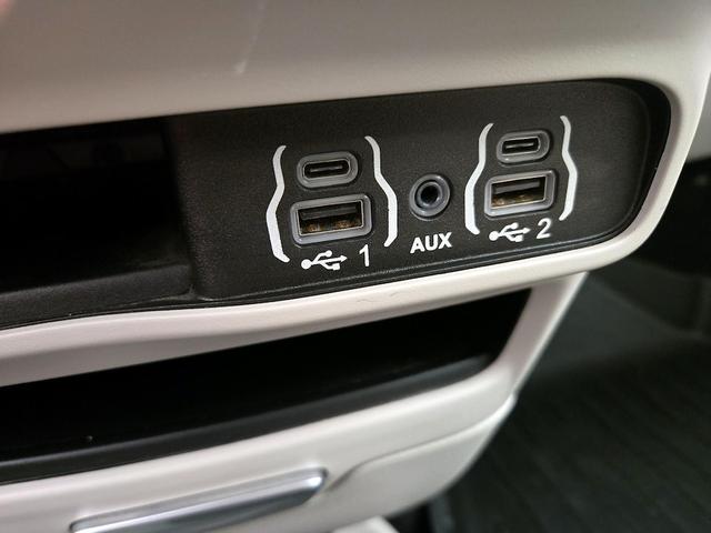 Photo of 2021 Tan Chrysler Pacifica