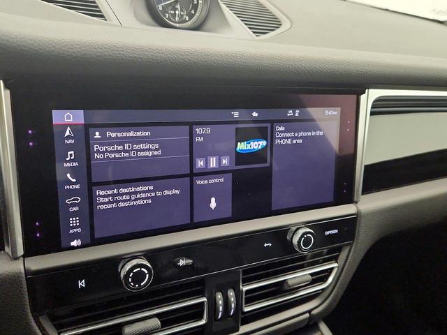 Photo of 2022 White Porsche Macan