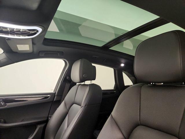 Photo of 2022 White Porsche Macan