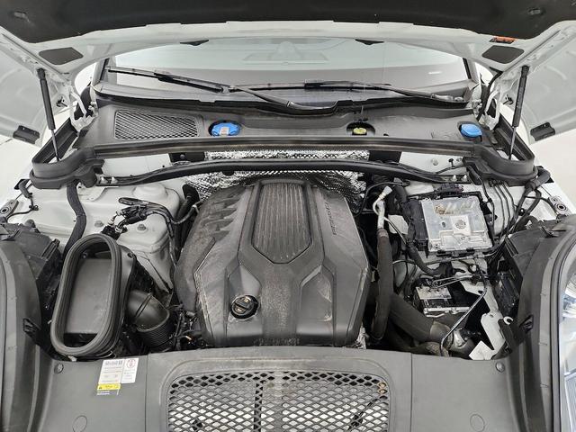 Photo of 2022 White Porsche Macan