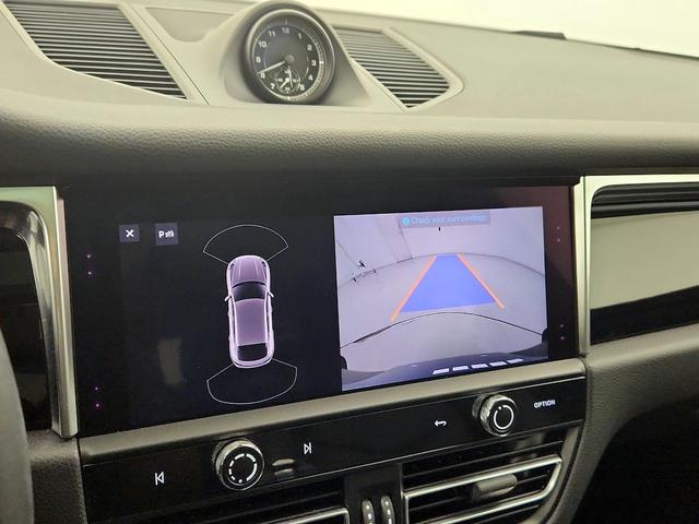 Photo of 2022 White Porsche Macan