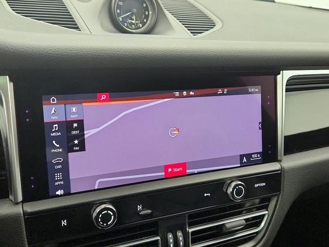 Photo of 2022 White Porsche Macan