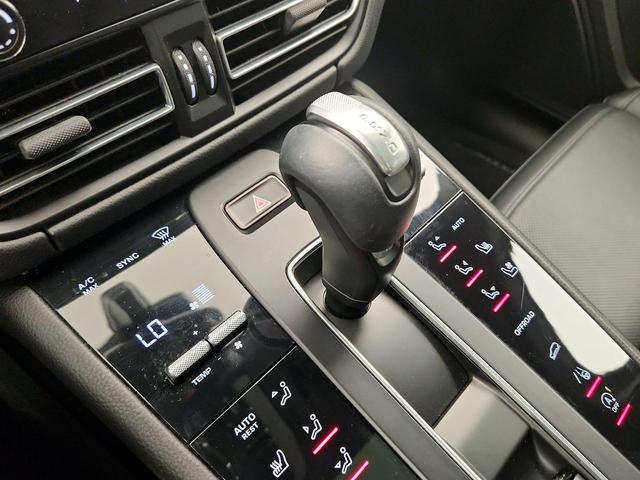 Photo of 2022 White Porsche Macan