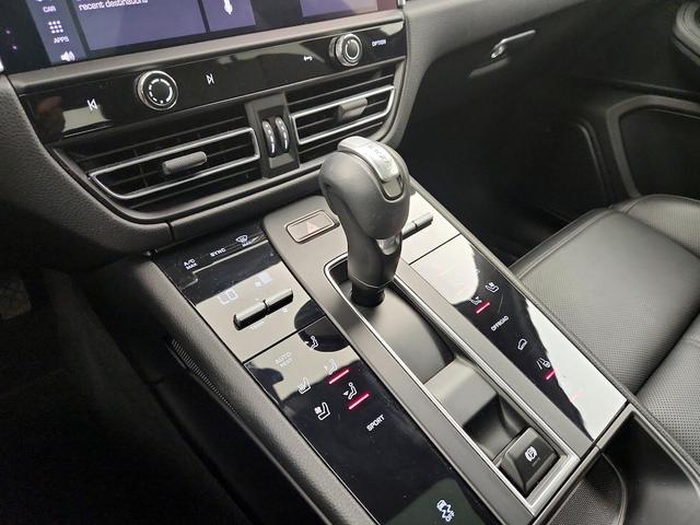 Photo of 2022 White Porsche Macan
