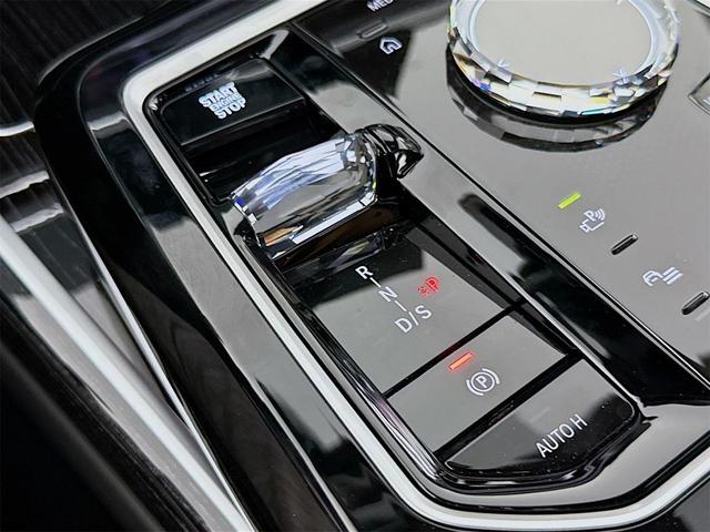 Photo of 2025 Brooklyn Grey Metallic BMW 750e