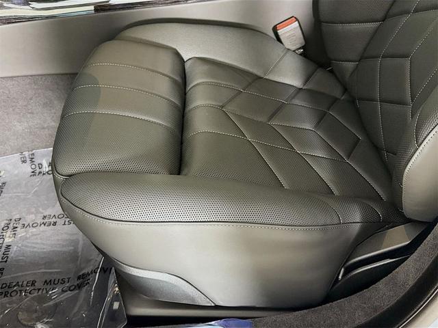 Photo of 2025 Brooklyn Grey Metallic BMW 750e