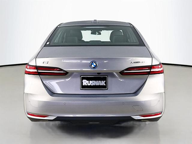 Photo of 2026 Oxide Grey Metallic BMW i5