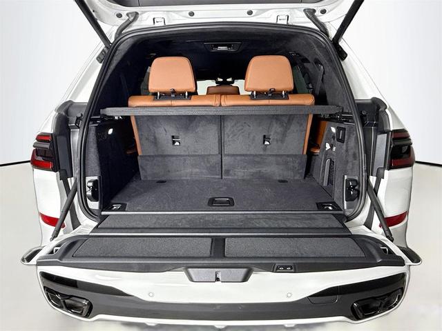 Photo of 2026 Alpine White BMW X7