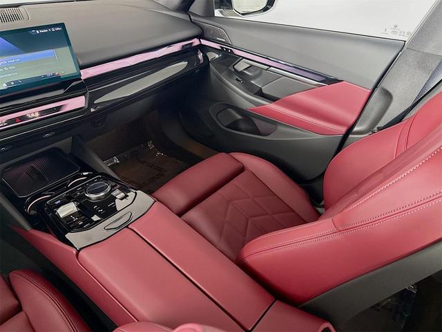 Photo of 2025 Black Sapphire Metallic BMW i5