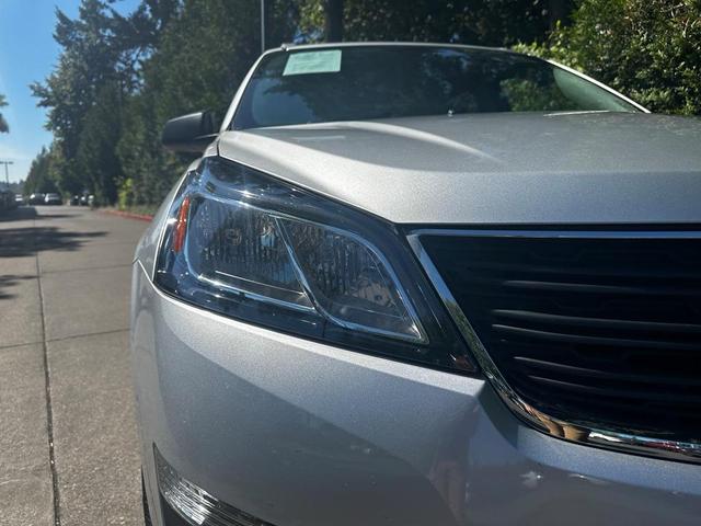 Photo of 2016 Silver Ice Metallic Chevrolet Traverse