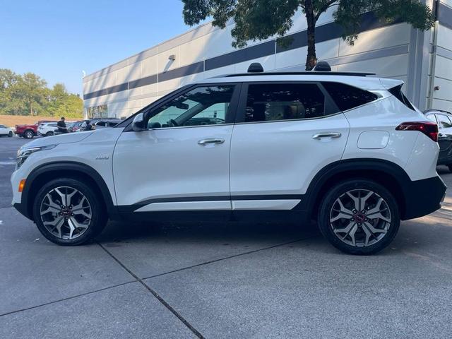 Photo of 2023 Snow White Pearl Kia Seltos