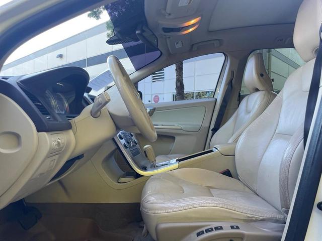 Photo of 2010 White Volvo XC60