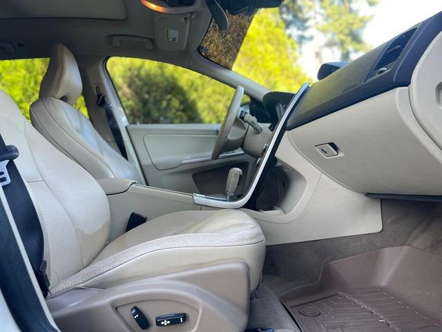 Photo of 2010 White Volvo XC60