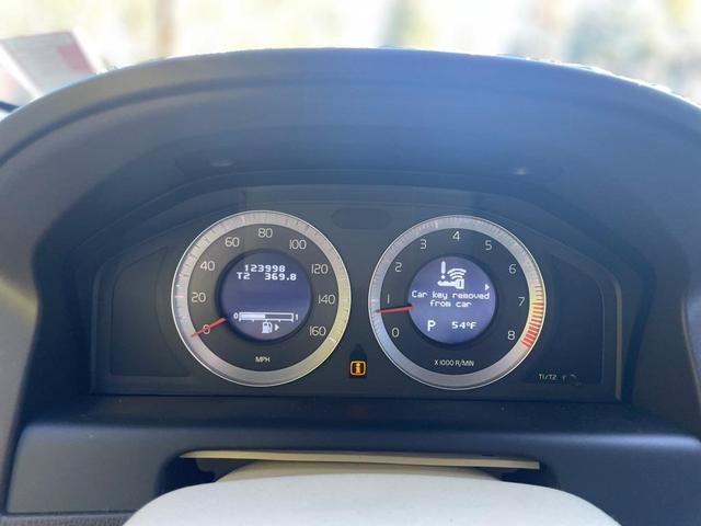 Photo of 2010 White Volvo XC60