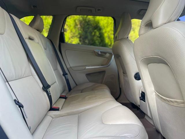 Photo of 2010 White Volvo XC60