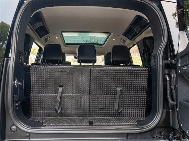 Photo of 2022 Santorini Black Metallic Land Rover Defender