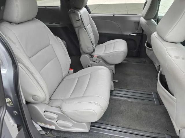 Photo of 2015 Silver Sky Metallic Toyota Sienna