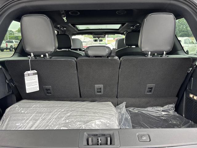 Photo of 2025 Infinite Black Metallic Clearcoat Lincoln Navigator