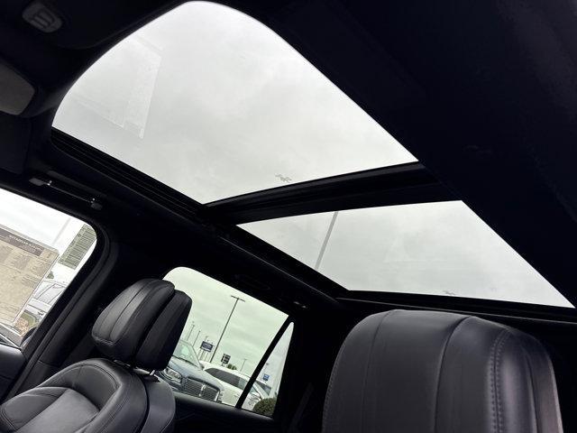 Photo of 2025 Infinite Black Metallic Clearcoat Lincoln Navigator