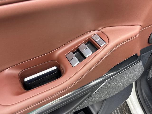 Photo of 2025 Pristine White Metallic Tri-Coat Lincoln Navigator