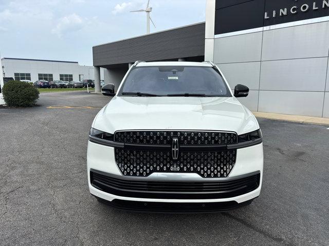 Photo of 2025 Pristine White Metallic Tri-Coat Lincoln Navigator
