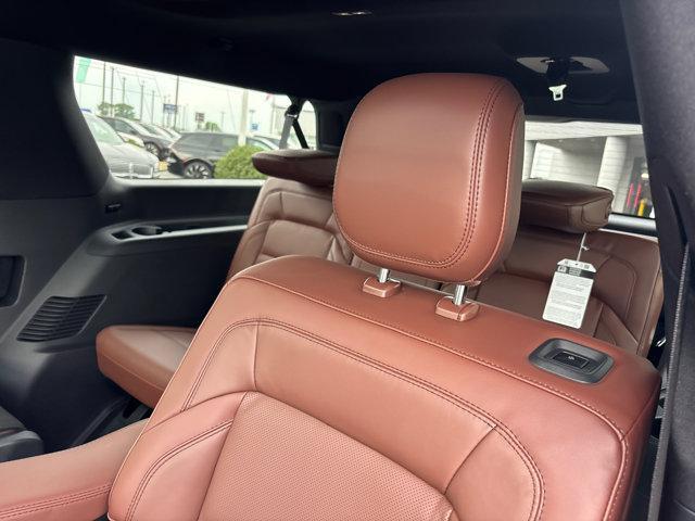 Photo of 2025 Pristine White Metallic Tri-Coat Lincoln Navigator