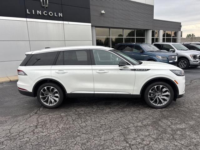 Photo of 2025 Pristine White Metallic Tri-Coat Lincoln Aviator