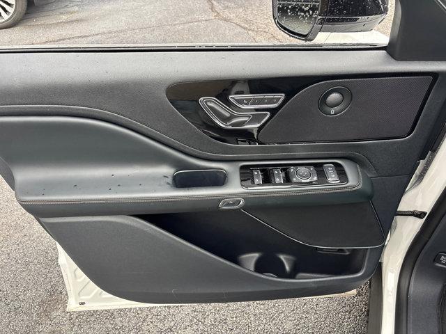 Photo of 2025 Pristine White Metallic Tri-Coat Lincoln Aviator
