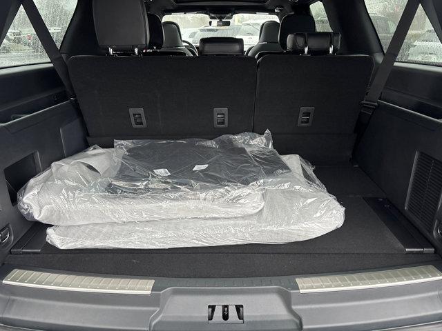 Photo of 2024 Diamond Red Metallic Tinted Clearcoat Lincoln Navigator