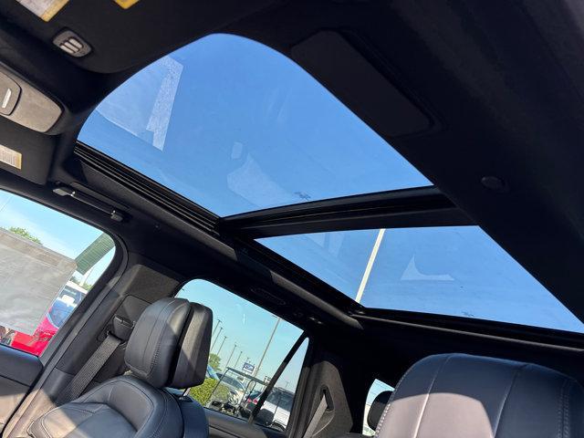 Photo of 2025 Infinite Black Metallic Clearcoat Lincoln Navigator