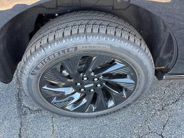 Photo of 2025 Infinite Black Metallic Clearcoat Lincoln Navigator