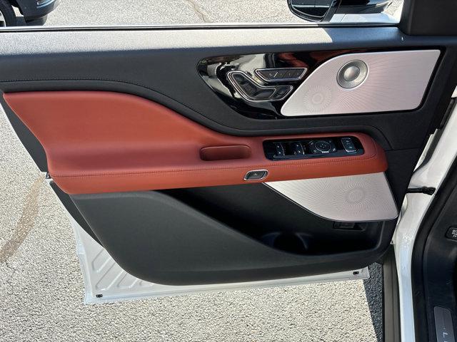 Photo of 2025 Pristine White Metallic Tri-Coat Lincoln Aviator