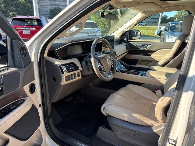 Photo of 2022 CERAMIC PEARL Lincoln Navigator