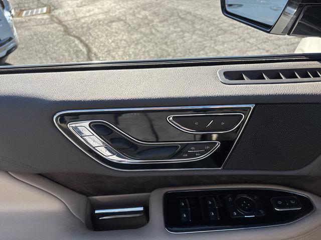 Photo of 2022 CERAMIC PEARL Lincoln Navigator