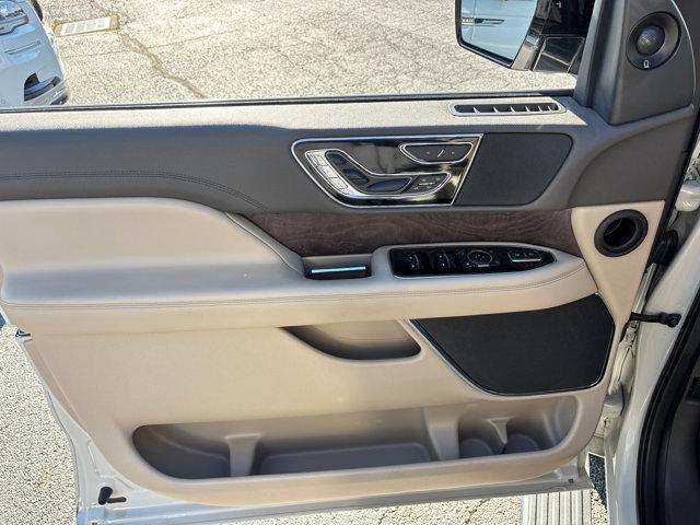 Photo of 2022 CERAMIC PEARL Lincoln Navigator