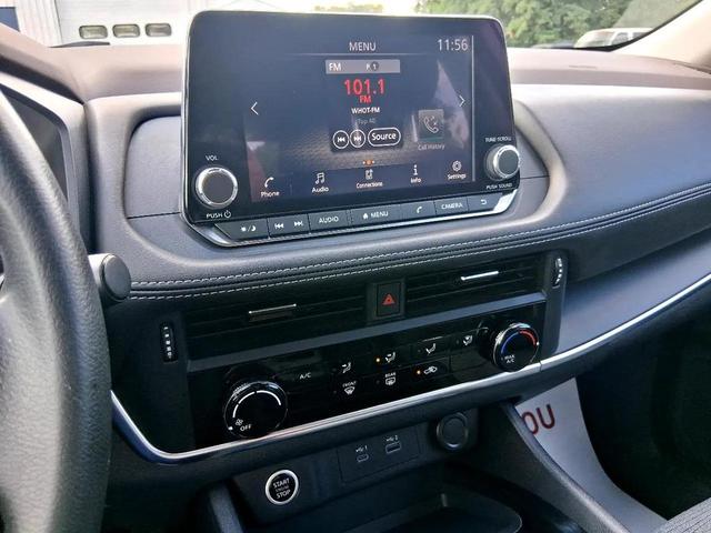 Photo of 2022 Glacier White Nissan Rogue