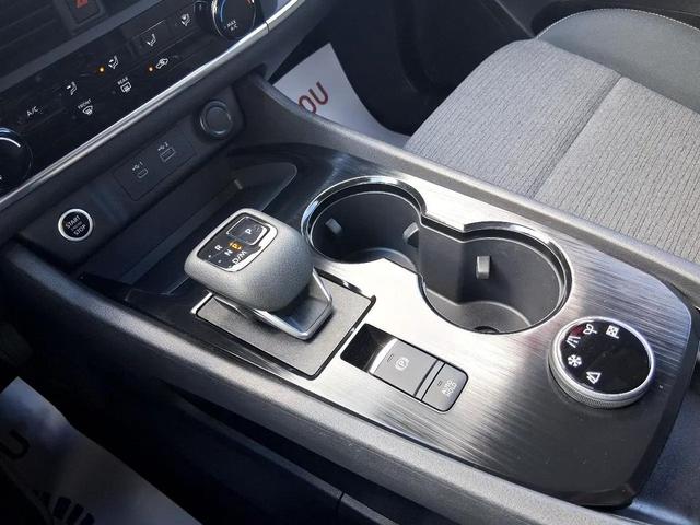 Photo of 2022 Glacier White Nissan Rogue