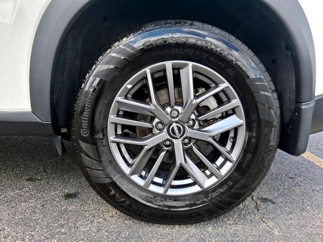 Photo of 2022 Glacier White Nissan Rogue