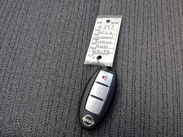 Photo of 2022 Glacier White Nissan Rogue