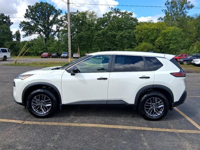 Photo of 2022 Glacier White Nissan Rogue