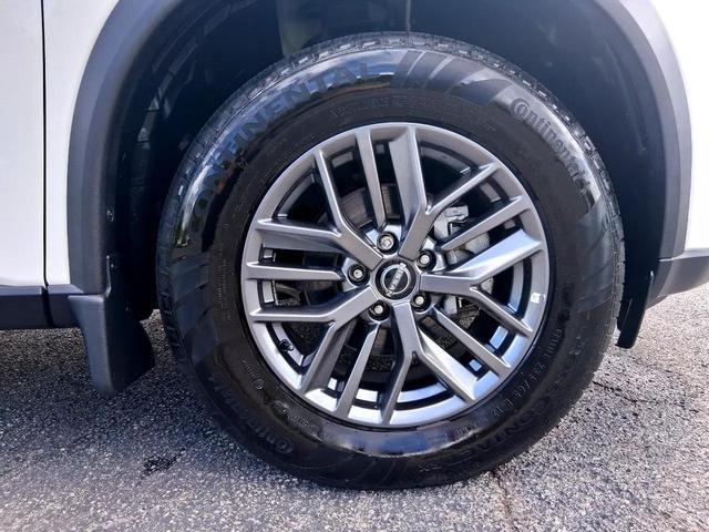 Photo of 2022 Glacier White Nissan Rogue