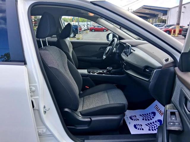Photo of 2022 Glacier White Nissan Rogue