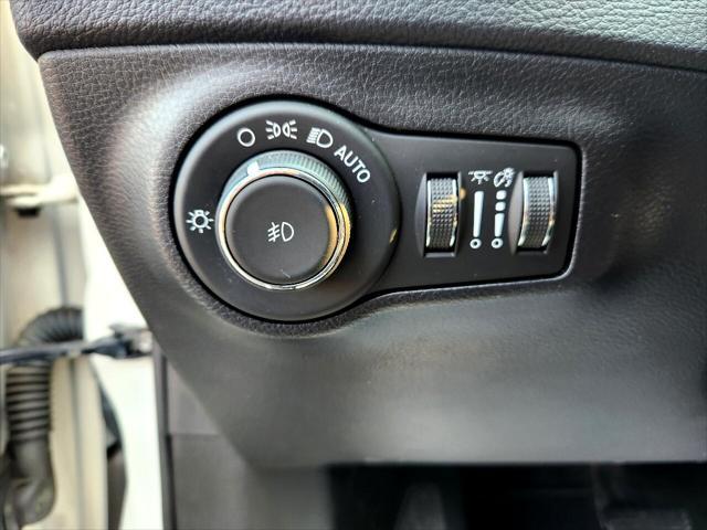 Photo of 2020 White Clearcoat Jeep Compass