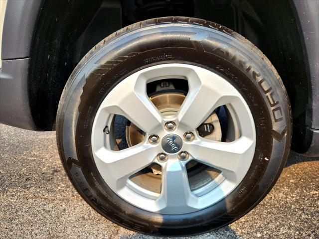 Photo of 2020 White Clearcoat Jeep Compass