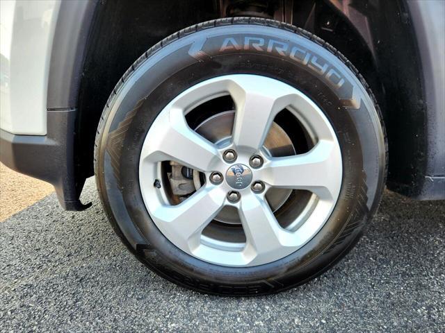 Photo of 2020 White Clearcoat Jeep Compass