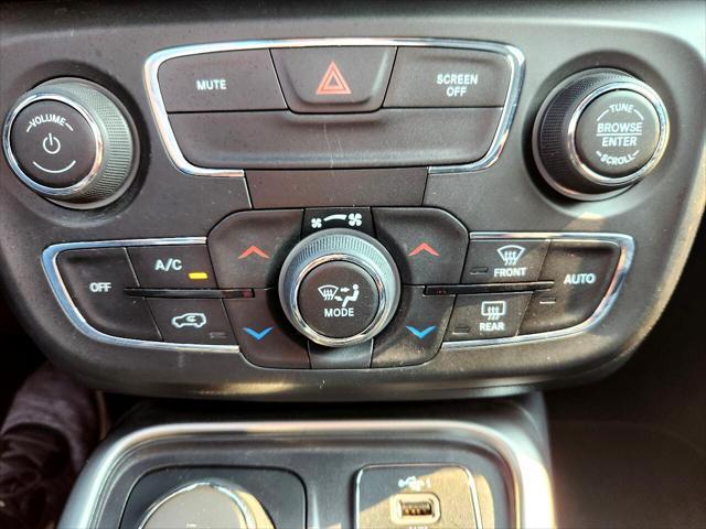 Photo of 2020 White Clearcoat Jeep Compass